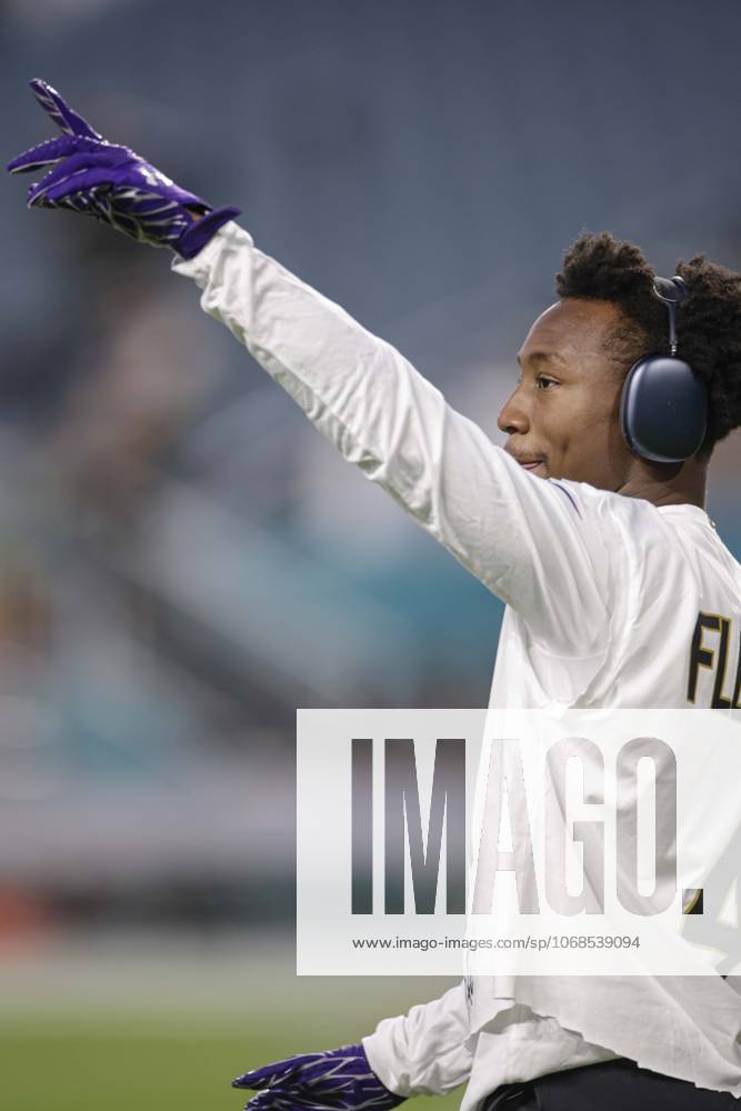Baltimore Ravens wide receiver Zay Flowers (4) looks up to the fans during pregame warmups prior to an NFL, American Football Herren, USA game against the Miami Dolphins on Thursday, October 30, 2025 at the Hard Rock Stadium. The Ravens beat the Dolphins 28-6. Miami Gardens United States - ZUMAh180 20251030_zsp_h180_052