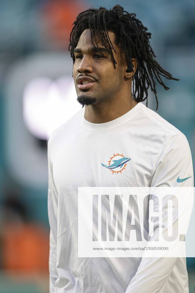 Miami Dolphins wide receiver Jaylen Waddle (17) walks the field during pregame warmups prior to an NFL, American Football Herren, USA game against the Baltimore Ravens on Thursday, October 30, 2025 at the Hard Rock Stadium. The Ravens beat the Dolphins 28-6. Miami Gardens United States - ZUMAh180 20251030_zsp_h180_054