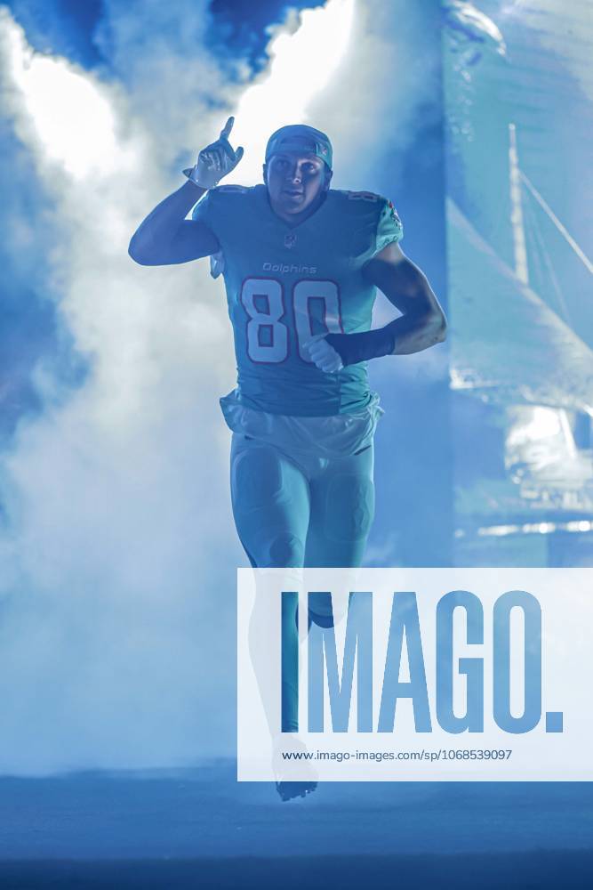 Miami Dolphins tight end Tanner Conner (80) runs out to the field prior to an NFL, American Football Herren, USA game against the Baltimore Ravens on Thursday, October 30, 2025 at the Hard Rock Stadium. The Ravens beat the Dolphins 28-6. Miami Gardens United States - ZUMAh180 20251030_zsp_h180_055