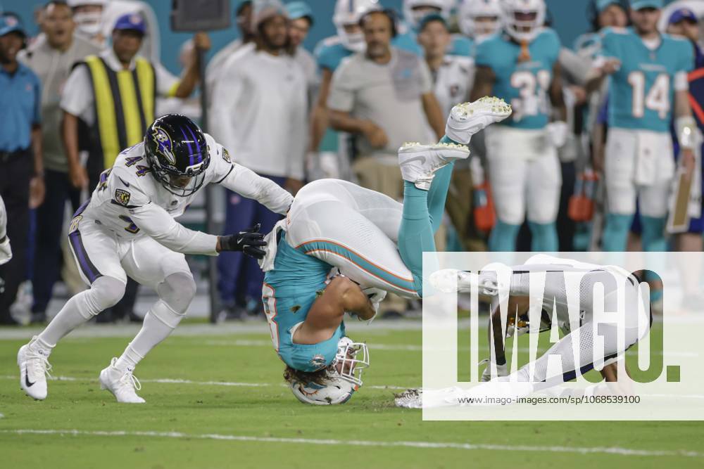 Miami Dolphins tight end Tanner Conner (80) makes a reception in the first quarter during an NFL, American Football Herren, USA game against the Baltimore Ravens on Thursday, October 30, 2025 at the Hard Rock Stadium. The Ravens beat the Dolphins 28-6. Miami Gardens United States - ZUMAh180 20251030_zsp_h180_057