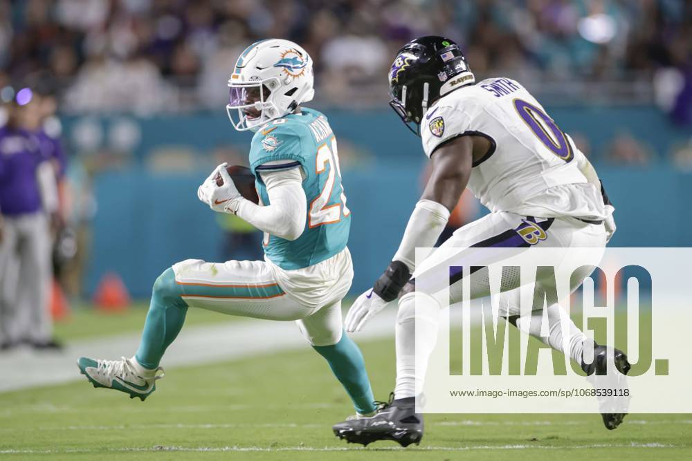 Miami Dolphins running back De Von Achane (28) catches a screen pass and turns to run with the ball in the third quarter during an NFL, American Football Herren, USA game on Thursday, October 30, 2025 at the Hard Rock Stadium. The Ravens beat the Dolphins 28-6. Miami Gardens United States - ZUMAh180 20251030_zsp_h180_064