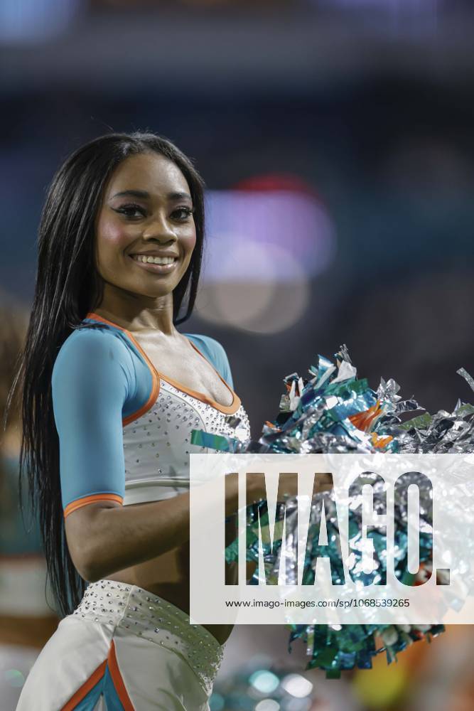 A Miami Dolphins cheerleaders entertains the fans during an NFL, American Football Herren, USA game against the Baltimore Ravens on Thursday, October 30, 2025 at the Hard Rock Stadium. The Ravens beat the Dolphins 28-6. Miami Gardens United States - ZUMAh180 20251030_zsp_h180_076