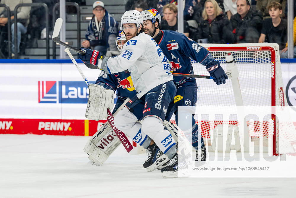Ryan Murphy (EHC Red Bull Muenchen, 24) verteidigt gegen Kris Bennett (Adler Mannheim, 21) vor dem Tor von Mathias Niederberger (Torwart, EHC Red Bull Muenchen, 35) GER, EHC Red Bull Muenchen vs. Adler Mannheim, Eishockey, DEL, 16. Spieltag, Saison 2025 2026, 31.10.2025. GER, EHC Red Bull Muenchen vs. Adler Mannheim, Eishockey, DEL, 16. Spieltag, Saison 2025 2026, 31.10.2025. Muenchen