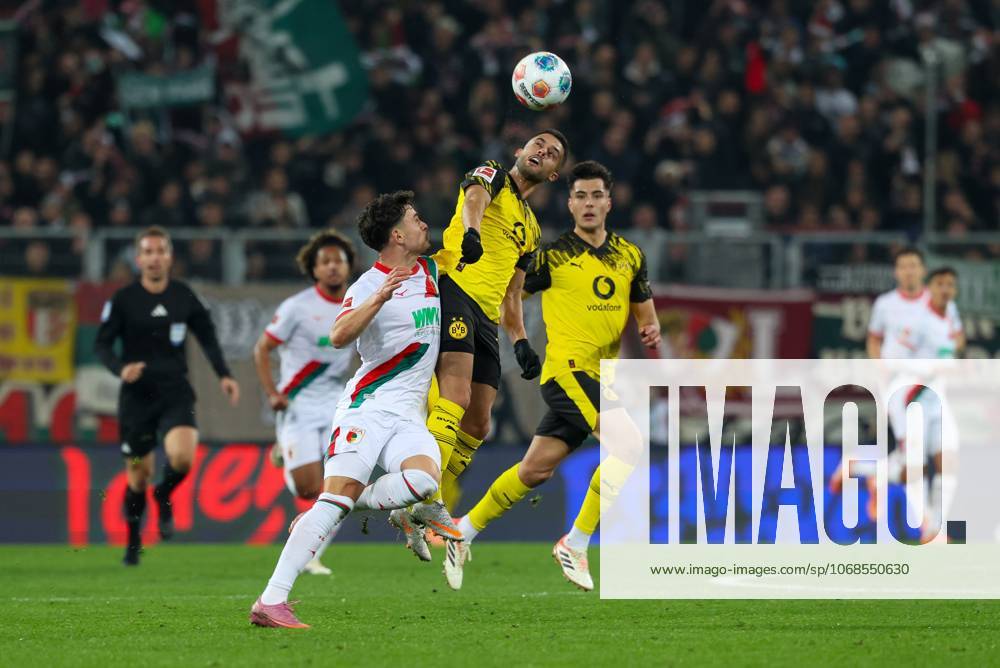 Im Zweikampf, Aktion, mit Fabian Rieder 32 (FC Augsburg), Yan Couto 2 (Borussia Dortmund), FC Augsburg vs. Borussia Dortmund, Fussball, 1. Bundesliga, 9. Spieltag, 31.10.2025 DFB regulations prohibit any use of photographs as image sequences and or quasi-video Augsburg Bayern Deutschland