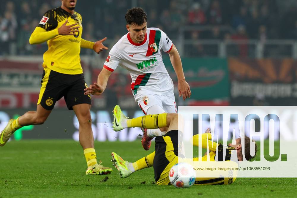 Im Zweikampf, Aktion, mit Fabian Rieder 32 (FC Augsburg), Maximilian Beier 14 (Borussia Dortmund), FC Augsburg vs. Borussia Dortmund, Fussball, 1. Bundesliga, 9. Spieltag, 31.10.2025 DFB regulations prohibit any use of photographs as image sequences and or quasi-video Augsburg Bayern Deutschland