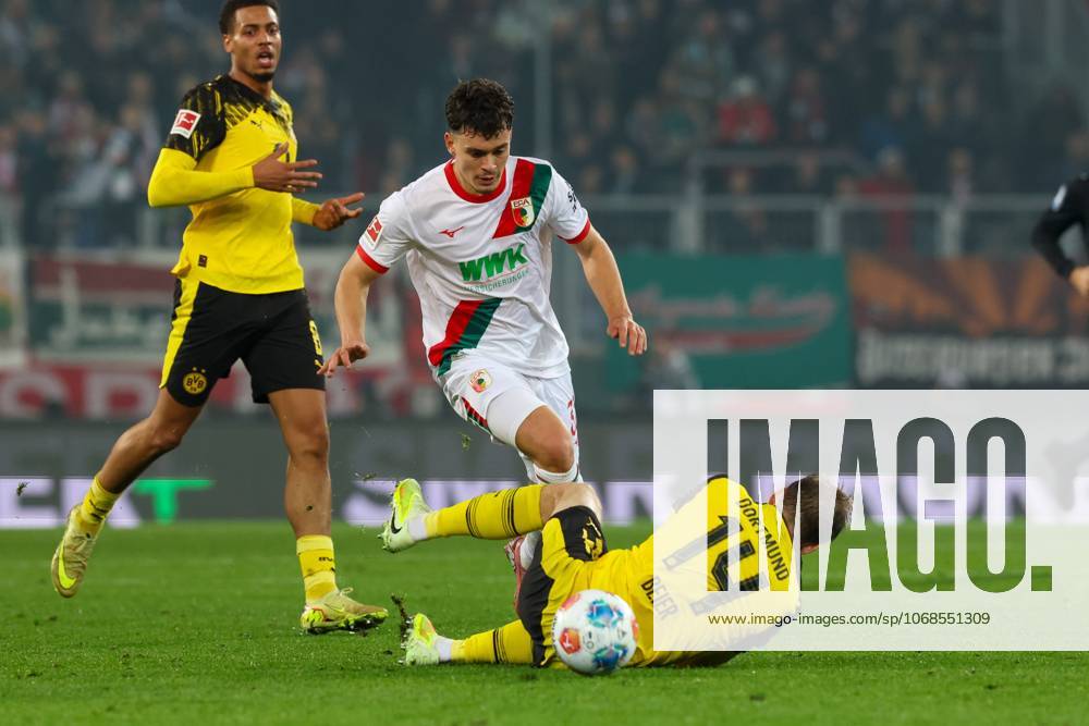Im Zweikampf, Aktion, mit Fabian Rieder 32 (FC Augsburg), Maximilian Beier 14 (Borussia Dortmund), FC Augsburg vs. Borussia Dortmund, Fussball, 1. Bundesliga, 9. Spieltag, 31.10.2025 DFB regulations prohibit any use of photographs as image sequences and or quasi-video Augsburg Bayern Deutschland