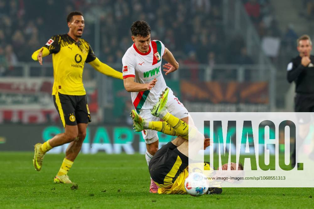 Im Zweikampf, Aktion, mit Fabian Rieder 32 (FC Augsburg), Maximilian Beier 14 (Borussia Dortmund), FC Augsburg vs. Borussia Dortmund, Fussball, 1. Bundesliga, 9. Spieltag, 31.10.2025 DFB regulations prohibit any use of photographs as image sequences and or quasi-video Augsburg Bayern Deutschland