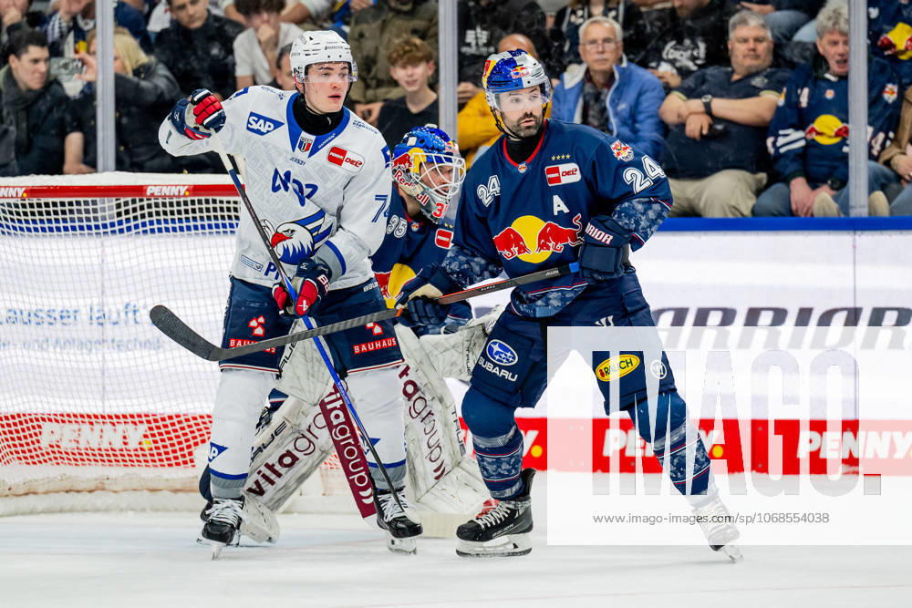Ryan Murphy (EHC Red Bull Muenchen, 24) verteidigt gegen Justin Schuetz (Adler Mannheim, 74) vor dem Tor von Mathias Niederberger (Torwart, EHC Red Bull Muenchen, 35) GER, EHC Red Bull Muenchen vs. Adler Mannheim, Eishockey, DEL, 16. Spieltag, Saison 2025 2026, 31.10.2025. GER, EHC Red Bull Muenchen vs. Adler Mannheim, Eishockey, DEL, 16. Spieltag, Saison 2025 2026, 31.10.2025. Muenchen