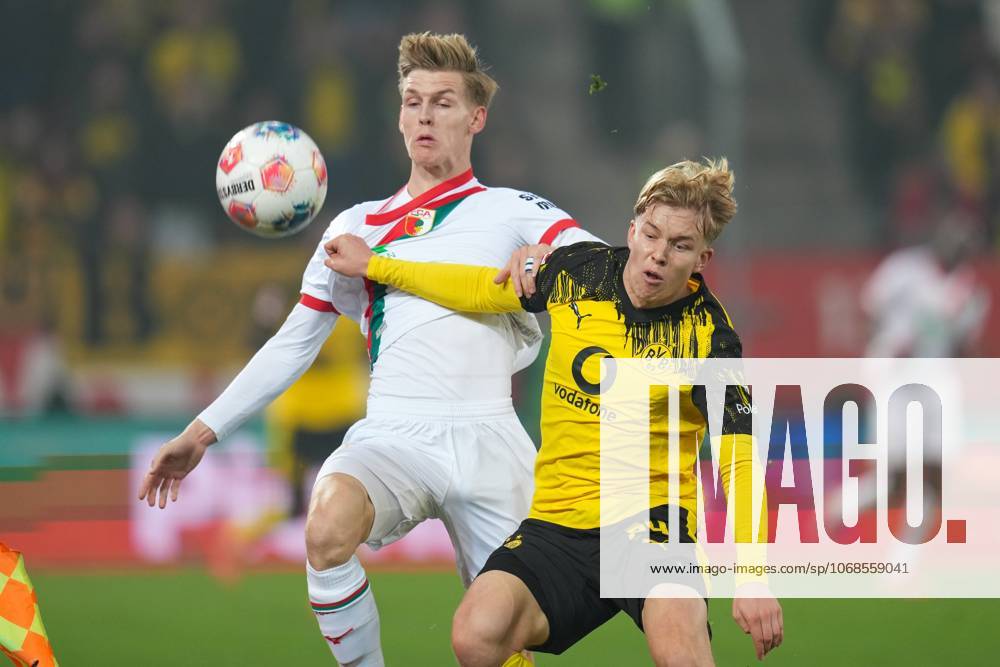 Im Zweikampf, Aktion, mit Anton Kade 30 (FC Augsburg), Daniel Svensson 24 Borussia Dortmund, FC Augsburg vs. Borussia Dortmund, Fussball, 1. Bundesliga, 9. Spieltag, 31.10.2025 DFB regulations prohibit any use of photographs as image sequences and or quasi-video Augsburg Bayern Deutschland