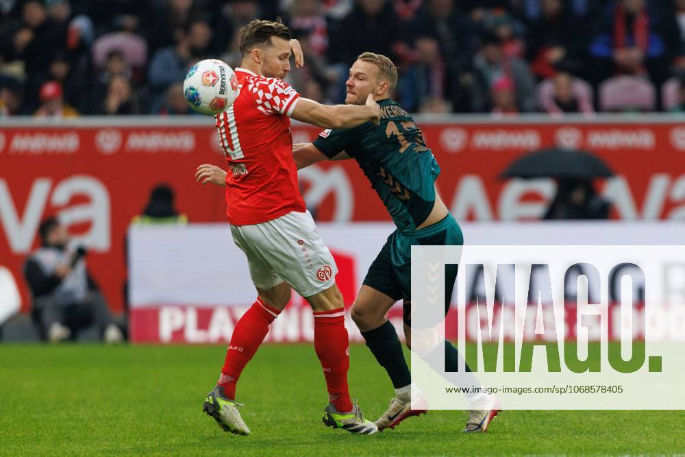 Marco Gruell (SV Werder Bremen) im Zweikampf mit Silvan Dominic Widmer (FSV Mainz 05), FSV Mainz 05 vs SV Werder Bremen, Fussball, 1. Bundesliga, 9. Spieltag, Saison 2025 2026, 01.11.2025 DFB regulations prohibit any use of photographs as image sequences and or quasi-video. FSV Mainz 05 vs SV Werder Bremen, Fussball, 1. Bundesliga, 9. Spieltag, Saison 2025 2026