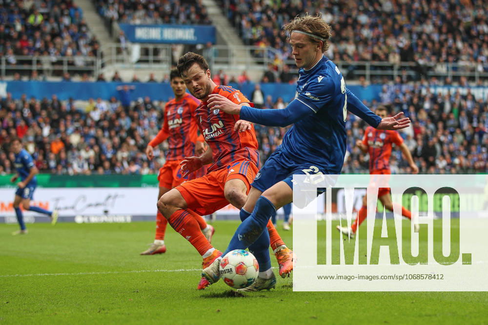 Adrian Gantenbein (FC Schalke 04, 17) im Zweikampf mit David Herold (Karlsruher SC, 20), Karlsruher SC vs. FC Schalke 04, 2. Bundesliga, 11. Spieltag, 2025 2026, 01.11.2025, DFL REGULATIONS PROHIBIT ANY USE OF PHOTOGRAPHS AS IMAGE SEQUENCES AND OR QUASI-VIDEO, Karlsruher SC vs. FC Schalke 04, 2. Bundesliga, 11. Spieltag, 2025 2026, 01.11.2025 Karlsruhe