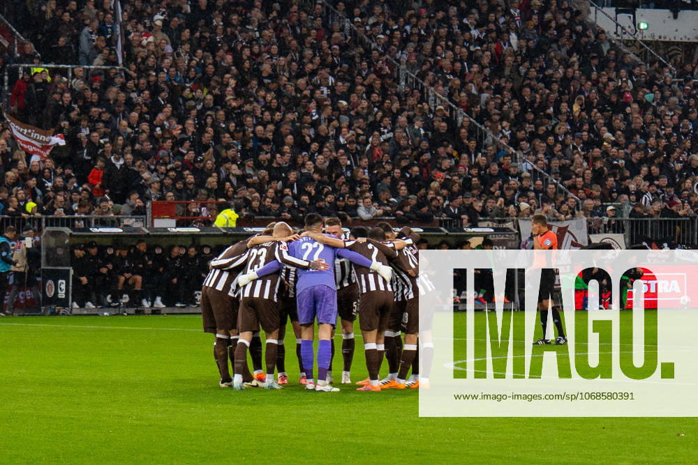 St. Pauli Mannschaft beim Kreis vor Anpfiff, GER, FC St. Pauli vs. Borussia Moenchengladbach, Fussball, Bundesliga, Spieltag 9, Saison 2025 2026, 01.11.2025 DFL REGULATIONS PROHIBIT ANY USE OF PHOTOGRAPHS AS IMAGE SEQUENCES AND OR QUASI-VIDEO GER, FC St. Pauli vs. Borussia Moenchengladbach, Fussball, Bundesliga, Spieltag 9, Saison 2025 2026, 01.11.2025 Hamburg