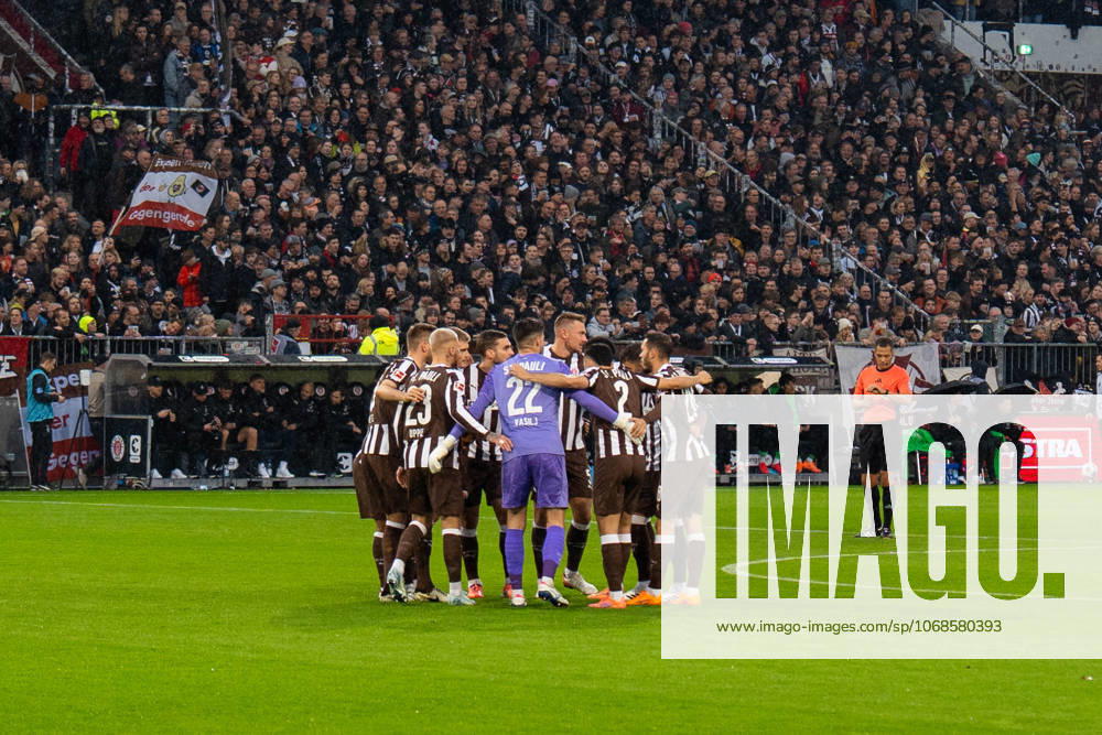 St. Pauli Mannschaft beim Kreis vor Anpfiff, GER, FC St. Pauli vs. Borussia Moenchengladbach, Fussball, Bundesliga, Spieltag 9, Saison 2025 2026, 01.11.2025 DFL REGULATIONS PROHIBIT ANY USE OF PHOTOGRAPHS AS IMAGE SEQUENCES AND OR QUASI-VIDEO GER, FC St. Pauli vs. Borussia Moenchengladbach, Fussball, Bundesliga, Spieltag 9, Saison 2025 2026, 01.11.2025 Hamburg