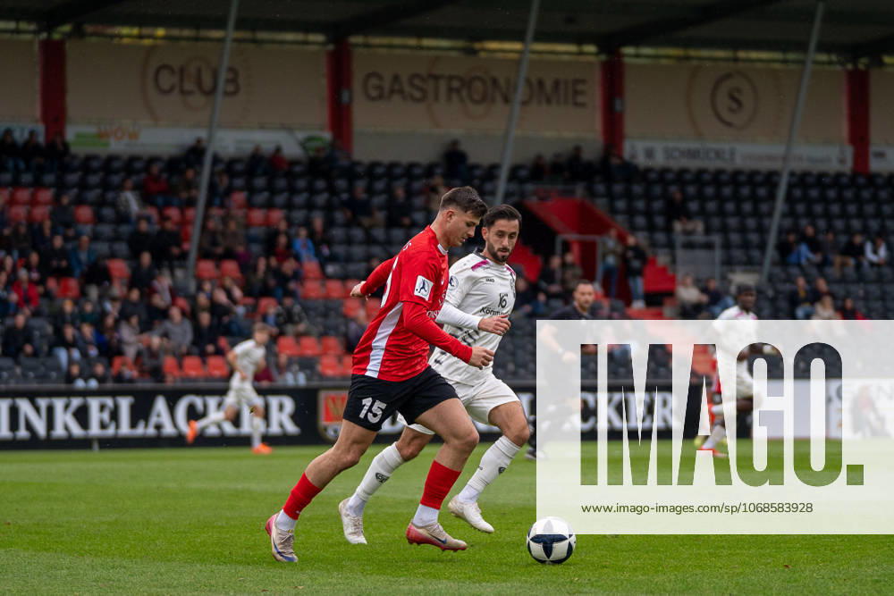 Antonis Aidonis (SG Sonnenhof Großaspach, 15) im Zweikampf mit Yunus Malli (1. FSV Mainz 05 II, 13), SG Sonnenhof Großaspach vs. 1. FSV Mainz 05 II, Fussball, Regionalliga Südwest, 15. Spieltag, Saison 2025 2026, 01.11.2025 SG Sonnenhof Großaspach vs. 1. FSV Mainz 05 II, Fussball, Regionalliga Südwest, 15. Spieltag, Saison 2025 2026, 01.11.2025 Aspach