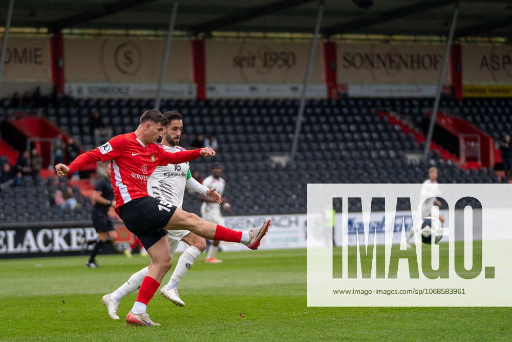 Antonis Aidonis (SG Sonnenhof Großaspach, 15) im Zweikampf mit Yunus Malli (1. FSV Mainz 05 II, 13), SG Sonnenhof Großaspach vs. 1. FSV Mainz 05 II, Fussball, Regionalliga Südwest, 15. Spieltag, Saison 2025 2026, 01.11.2025 SG Sonnenhof Großaspach vs. 1. FSV Mainz 05 II, Fussball, Regionalliga Südwest, 15. Spieltag, Saison 2025 2026, 01.11.2025 Aspach