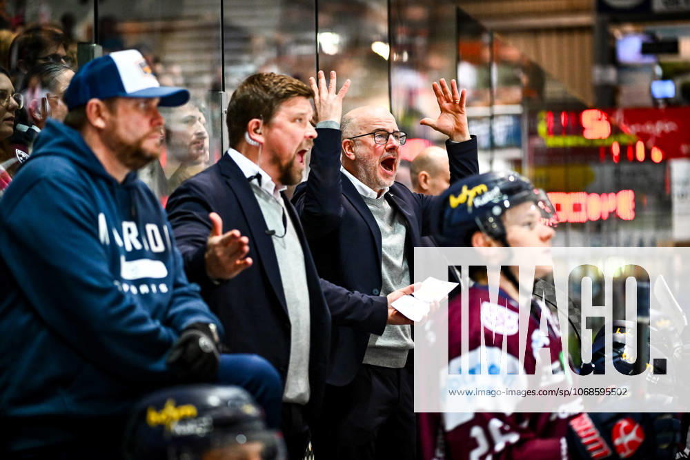 Stefan Nyman (Cheftrainer, Headcoach, Iserlohn Roosters) Jannu Kujala (Co-Trainer, Assistant Coach, Performance Coach, Iserlohn Roosters), GER, Iserlohn Roosters vs. Grizzlys Wolfsburg, Eishockey, Penny-DEL, 17. Spieltag, Spielzeit 2025 2026, 01.11.2025, GER, Iserlohn Roosters vs. Grizzlys Wolfsburg, Eishockey, Penny-DEL, 17. Spieltag, Spielzeit 2025 2026, 01.11.2025 Iserlohn