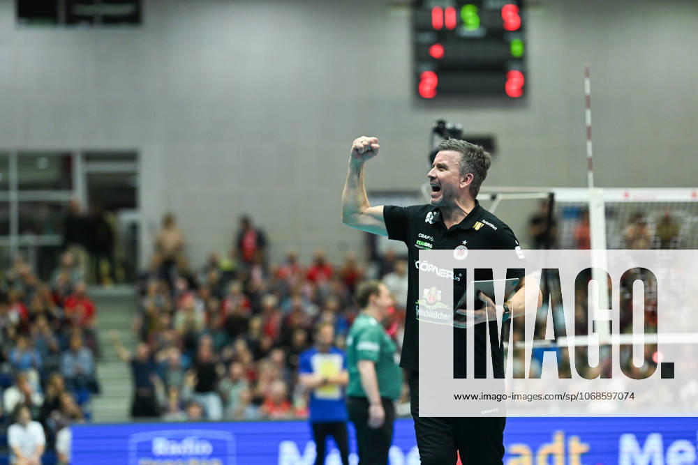 Alexander Waibl (Cheftrainer Dresdner SC) jubelt nach dem Heimsieg - Dresdner SC vs. SSC Palmberg Schwerin, 1. Volleyball Bundesliga Damen, Spielzeit 2025 2026, 01.11.2025 Dresdner SC vs. SSC Palmberg Schwerin, 1. Volleyball Bundesliga Damen, Spielzeit 2025 2026, 01.11.2025 Dresden