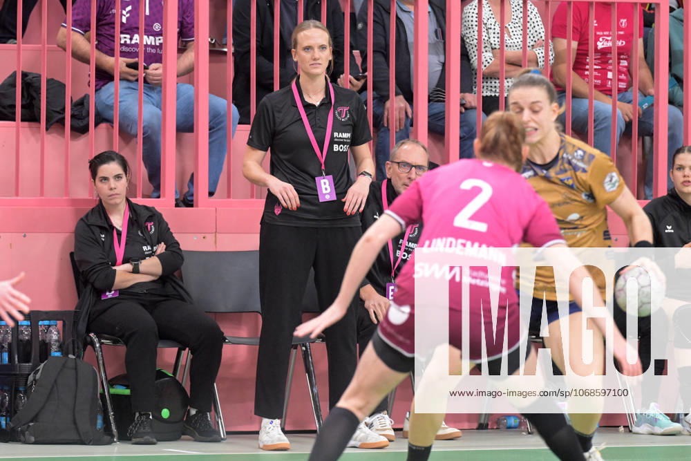 Miriam Hirsch (TusSies Metzingen, Trainerin) TusSies Metzingen vs. Buxtehuder SV, Handball, Alsco HBF, 7.Ligaspieltag, Saison 2025 2026, 01.11.2025 TusSies Metzingen vs. Buxtehuder SV, Handball, Alsco HBF, 7.Ligaspieltag, Saison 2025 2026, 01.11.2025 Tuebingen