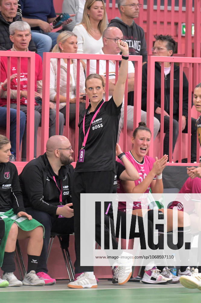 Miriam Hirsch (TusSies Metzingen, Trainerin) TusSies Metzingen vs. Buxtehuder SV, Handball, Alsco HBF, 7.Ligaspieltag, Saison 2025 2026, 01.11.2025 TusSies Metzingen vs. Buxtehuder SV, Handball, Alsco HBF, 7.Ligaspieltag, Saison 2025 2026, 01.11.2025 Tuebingen