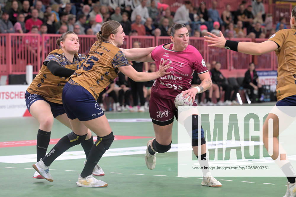 Gabriela Clausson Bitolo (TusSies Metzingen, 22) gegen Jolina Huhnstock (Buxtehuder SV, 45) TusSies Metzingen vs. Buxtehuder SV, Handball, Alsco HBF, 7.Ligaspieltag, Saison 2025 2026, 01.11.2025 TusSies Metzingen vs. Buxtehuder SV, Handball, Alsco HBF, 7.Ligaspieltag, Saison 2025 2026, 01.11.2025 Tuebingen