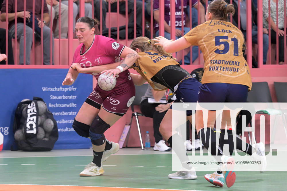 Gabriela Clausson Bitolo (TusSies Metzingen, 22) gegen Johanna Andresen (Buxtehuder SV, 18) TusSies Metzingen vs. Buxtehuder SV, Handball, Alsco HBF, 7.Ligaspieltag, Saison 2025 2026, 01.11.2025 TusSies Metzingen vs. Buxtehuder SV, Handball, Alsco HBF, 7.Ligaspieltag, Saison 2025 2026, 01.11.2025 Tuebingen