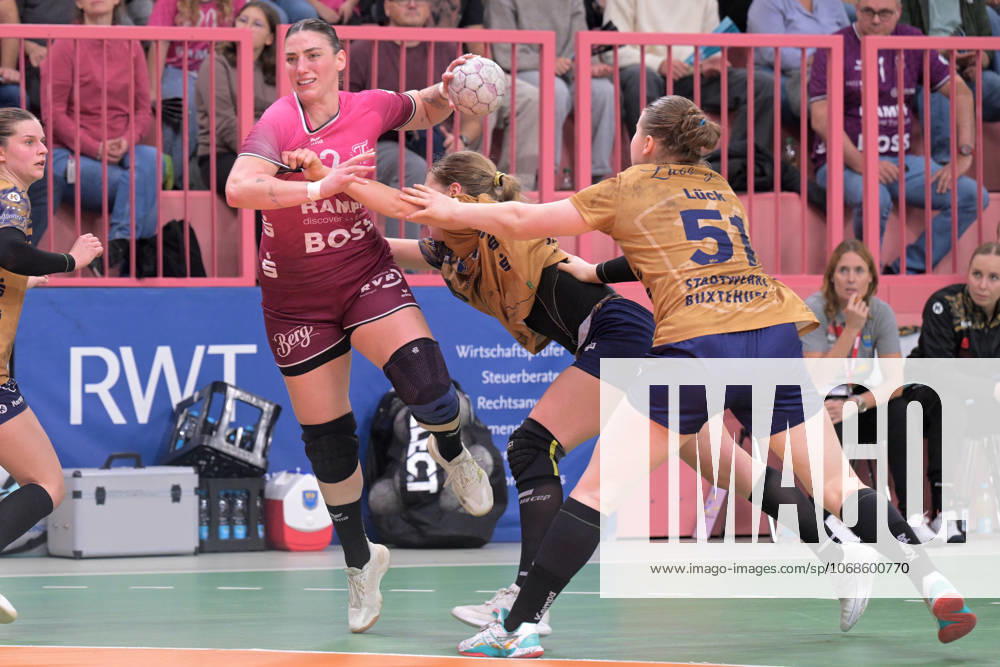 Gabriela Clausson Bitolo (TusSies Metzingen, 22) gegen Johanna Andresen (Buxtehuder SV, 18) und Lin Elisabeth Lueck (Buxtehuder SV, 51) TusSies Metzingen vs. Buxtehuder SV, Handball, Alsco HBF, 7.Ligaspieltag, Saison 2025 2026, 01.11.2025 TusSies Metzingen vs. Buxtehuder SV, Handball, Alsco HBF, 7.Ligaspieltag, Saison 2025 2026, 01.11.2025 Tuebingen