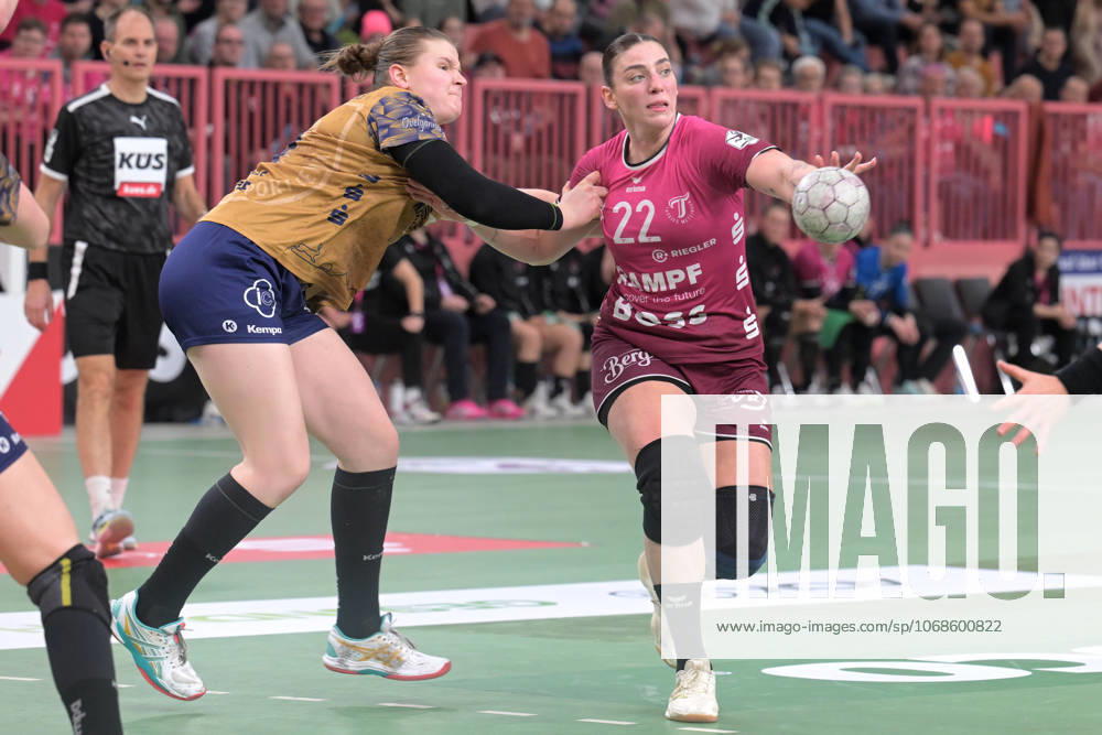 Gabriela Clausson Bitolo (TusSies Metzingen, 22) gegen Lin Elisabeth Lueck (Buxtehuder SV, 51) TusSies Metzingen vs. Buxtehuder SV, Handball, Alsco HBF, 7.Ligaspieltag, Saison 2025 2026, 01.11.2025 TusSies Metzingen vs. Buxtehuder SV, Handball, Alsco HBF, 7.Ligaspieltag, Saison 2025 2026, 01.11.2025 Tuebingen