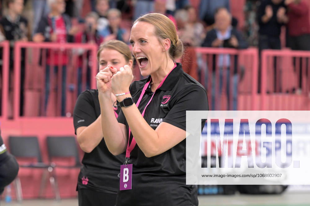 Miriam Hirsch (TusSies Metzingen, Trainerin) Jubelt nach dem Spiel und dem Heimsieg TusSies Metzingen vs. Buxtehuder SV, Handball, Alsco HBF, 7.Ligaspieltag, Saison 2025 2026, 01.11.2025 TusSies Metzingen vs. Buxtehuder SV, Handball, Alsco HBF, 7.Ligaspieltag, Saison 2025 2026, 01.11.2025 Tuebingen