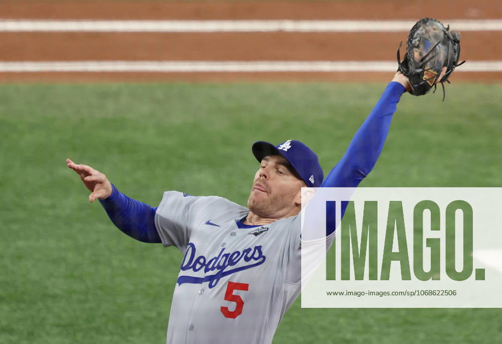 Los Angeles Dodgers first baseman Freddie Freeman (5) catches a foul ball from Toronto Blue Jays Alejandro Kirk in the second inning during Game Seven of the MLB, Baseball Herren, USA World Series at Rogers Centre in Toronto, Canada, on Saturday, November 1, 2025. TOR20251101814 AARONxJOSEFCZYK