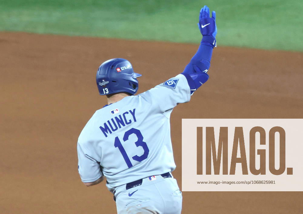 Los Angeles Dodgers Max Muncy (13) runs the bases after hitting a solo home run in the eighth inning against the Toronto Blue Jays during Game Seven of the MLB, Baseball Herren, USA World Series at Rogers Centre in Toronto, Canada, on Saturday, November 1, 2025. TOR20251101858 AARONxJOSEFCZYK