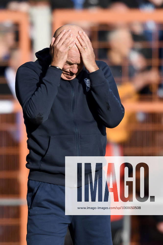 Trainer Uwe Roesler (VfL Bochum) enttaeuscht waehrend des spiels der 2. Bundesliga zwischen VfL Bochum und 1.FC Magdeburg , Vonovia Ruhrstadion am 02. November 2025 in Bochum, Deutschland. (Foto von Max Maiwald DeFodi Images) +++ Trainer Uwe Roesler (VfL Bochum) looks dejected during the 2. Bundesliga match between VfL Bochum and 1.FC Magdeburg at Vonovia Ruhrstadion on November 2, 2025 in Bochum, Germany. (Photo by Max Maiwald DeFodi Images) DFB DFL REGULATIONS PROHIBIT ANY USE OF PHOTOGRAPHS AS IMAGE SEQUENCES AND OR QUASI-VIDEO. (Photo by Max Maiwald DeFodi Images) Trainer Uwe Roesler VfL Bochum dejected during the 2 Bundesliga match between VfL Bochum and 1 FC Magdeburg , Vonovia Ruhrstadion on November 02, 2025 in Bochum, Germany Photo by Max Maiwald DeFodi Images Trainer Uwe Roesler VfL Bochum looks dejected during the 2 Bundesliga match between VfL Bochum and 1 FC Magdeburg at Vonovia Ruhrstadion on November 2, 2025 in Bochum, Germany Photo by Max Maiwald DeFodi Images DFB DFL REGULATIONS PROHIBIT ANY USE OF PHOTOGRAPHS AS IMAGE SEQUENCES AND OR QUASI VIDEO Photo by Max Maiwald DeFodi Images