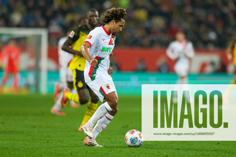 Han-Noah Massengo (FC Augsburg, 04) mit Ball, GER, FC Augsburg vs. Borussia Dortmund, Fussball, Bundesliga, 9. Spieltag, Saison 2025 2026, 31.10.2025,, GER, FC Augsburg vs. Borussia Dortmund, Fussball, Bundesliga, 9. Spieltag, Saison 2025 2026, 31.10.2025 Augsburg