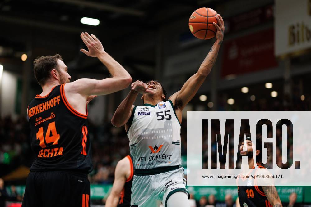 Jordan Roland (Gladiators Trier) im Zweikampf mit Philipp Herkenhoff (Rasta Vechta), Vet Concept Gladiators Trier vs Rasta Vechta, Basketball, easyCredit BBL, 6. Spieltag, Saison 2025 2026, 02.11.2025 Vet Concept Gladiators Trier vs Rasta Vechta, Basketball, easyCredit BBL, 6. Spieltag, Saison 2025 2026