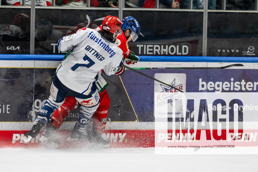 Kampf um den Puck Zweikampf zwischen Dominik Bittner (Schwenninger Wild Wings, 7) und Tim Wohlgemuth (Augsburger Panther, 33) GER, Augsburger Panther vs. Schwenninger Wild Wings, Eishockey, DEL, 17. Spieltag, Saison 2025 2026, 02.11.2025. GER, Augsburger Panther vs. Schwenninger Wild Wings, Eishockey, DEL, 17. Spieltag, Saison 2025 2026, 02.11.2025. Augsburg