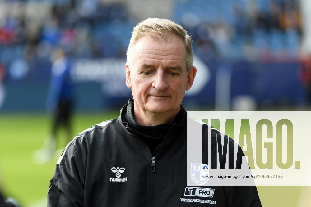 Trainer Petrik Sander (1.FC Magdeburg) schaut waehrend des spiels der 2. Bundesliga zwischen VfL Bochum und 1.FC Magdeburg , Vonovia Ruhrstadion am 02. November 2025 in Bochum, Deutschland. (Foto von Max Maiwald DeFodi Images) +++ Trainer Petrik Sander (1.FC Magdeburg) looks on during the 2. Bundesliga match between VfL Bochum and 1.FC Magdeburg at Vonovia Ruhrstadion on November 2, 2025 in Bochum, Germany. (Photo by Max Maiwald DeFodi Images) DFB DFL REGULATIONS PROHIBIT ANY USE OF PHOTOGRAPHS AS IMAGE SEQUENCES AND OR QUASI-VIDEO. (Photo by Max Maiwald DeFodi Images) Trainer Petrik Sander 1 FC Magdeburg looks on during the 2 Bundesliga match between VfL Bochum and 1 FC Magdeburg , Vonovia Ruhrstadion on November 02, 2025 in Bochum, Germany Photo by Max Maiwald DeFodi Images Trainer Petrik Sander 1 FC Magdeburg looks on during the 2 Bundesliga match between VfL Bochum and 1 FC Magdeburg at Vonovia Ruhrstadion on November 2, 2025 in Bochum, Germany Photo by Max Maiwald DeFodi Images DFB DFL REGULATIONS PROHIBIT ANY USE OF PHOTOGRAPHS AS IMAGE SEQUENCES AND OR QUASI VIDEO Photo by Max Maiwald DeFodi Images