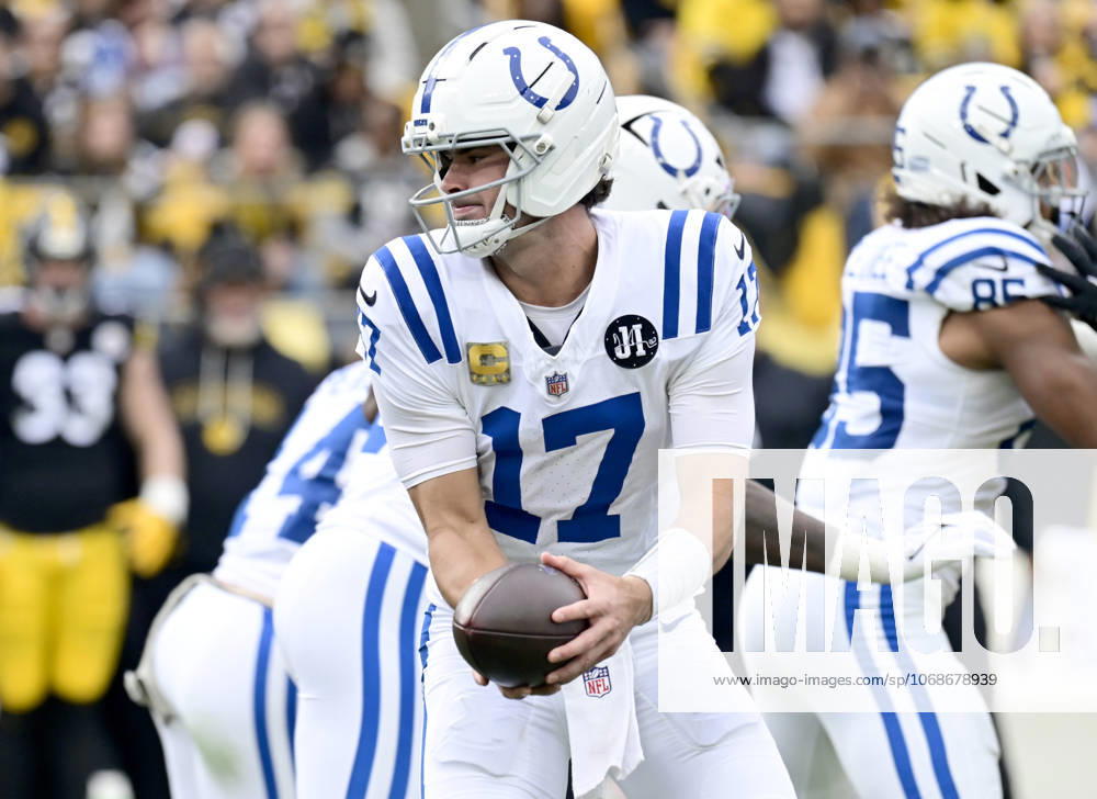 Indianapolis Colts quarterback Daniel Jones (17) waits to handoff the football in the first quarter against the Pittsburgh Steelers at Acrisure Stadium Sunday, November 2025 in Pittsburgh. PIT2025110203 ARCHIExCARPENTER