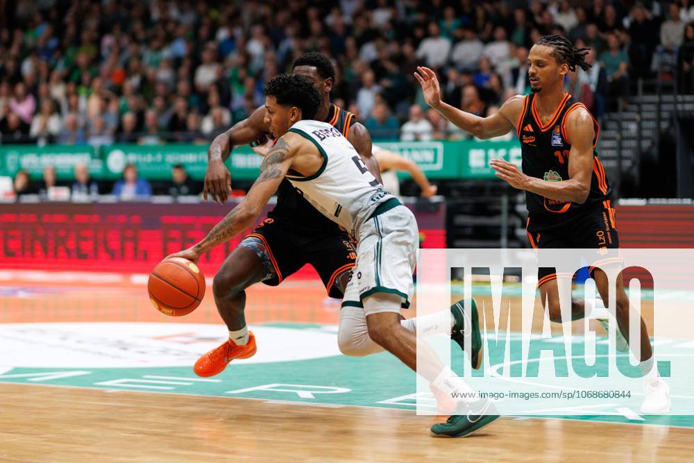 Eli Brooks (Gladiators Trier) im Zweikampf mit Tj Bamba (Rasta Vechta) und Alonzo Verge Jr (Rasta Vechta), Vet Concept Gladiators Trier vs Rasta Vechta, Basketball, easyCredit BBL, 6. Spieltag, Saison 2025 2026, 02.11.2025 Vet Concept Gladiators Trier vs Rasta Vechta, Basketball, easyCredit BBL, 6. Spieltag, Saison 2025 2026