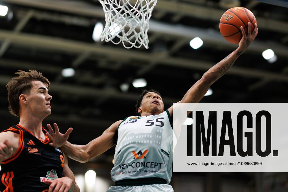Eli Brooks (Gladiators Trier) im Zweikampf mit Joschka Ferner (Rasta Vechta), Vet Concept Gladiators Trier vs Rasta Vechta, Basketball, easyCredit BBL, 6. Spieltag, Saison 2025 2026, 02.11.2025 Vet Concept Gladiators Trier vs Rasta Vechta, Basketball, easyCredit BBL, 6. Spieltag, Saison 2025 2026