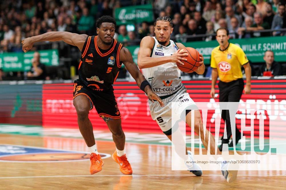 Jordan Roland (Gladiators Trier) im Zweikampf mit Tj Bamba (Rasta Vechta), Vet Concept Gladiators Trier vs Rasta Vechta, Basketball, easyCredit BBL, 6. Spieltag, Saison 2025 2026, 02.11.2025 Vet Concept Gladiators Trier vs Rasta Vechta, Basketball, easyCredit BBL, 6. Spieltag, Saison 2025 2026