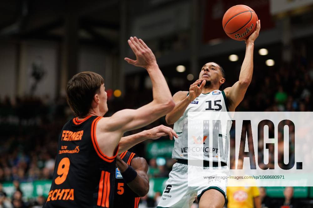Jordan Roland (Gladiators Trier) im Zweikampf mit Joschka Ferner (Rasta Vechta), Vet Concept Gladiators Trier vs Rasta Vechta, Basketball, easyCredit BBL, 6. Spieltag, Saison 2025 2026, 02.11.2025 Vet Concept Gladiators Trier vs Rasta Vechta, Basketball, easyCredit BBL, 6. Spieltag, Saison 2025 2026