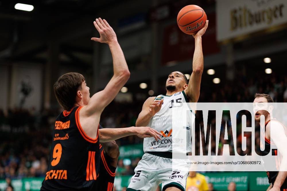 Jordan Roland (Gladiators Trier) im Zweikampf mit Joschka Ferner (Rasta Vechta), Vet Concept Gladiators Trier vs Rasta Vechta, Basketball, easyCredit BBL, 6. Spieltag, Saison 2025 2026, 02.11.2025 Vet Concept Gladiators Trier vs Rasta Vechta, Basketball, easyCredit BBL, 6. Spieltag, Saison 2025 2026