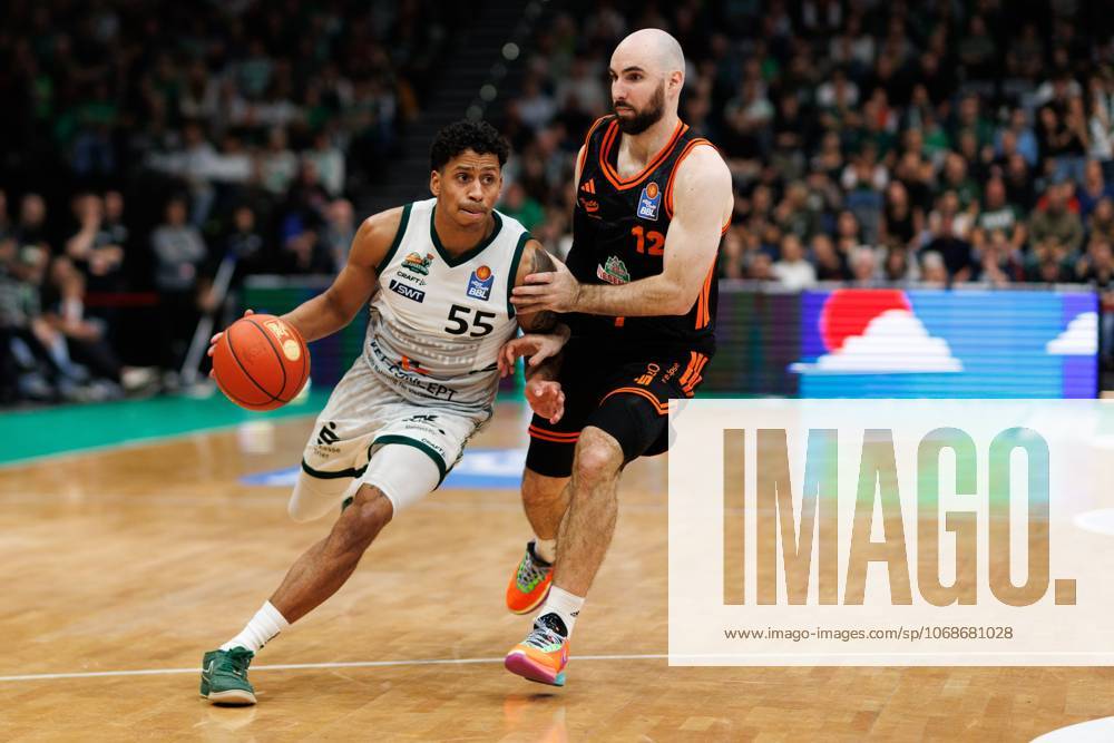 Eli Brooks (Gladiators Trier) im Zweikampf mit Tommy Kuhse (Rasta Vechta), Vet Concept Gladiators Trier vs Rasta Vechta, Basketball, easyCredit BBL, 6. Spieltag, Saison 2025 2026, 02.11.2025 Vet Concept Gladiators Trier vs Rasta Vechta, Basketball, easyCredit BBL, 6. Spieltag, Saison 2025 2026