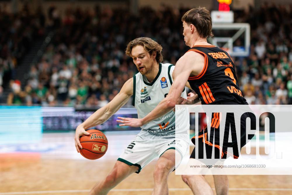 Marco Hollersbacher (Gladiators Trier) im Zweikampf mit Joschka Ferner (Rasta Vechta), Vet Concept Gladiators Trier vs Rasta Vechta, Basketball, easyCredit BBL, 6. Spieltag, Saison 2025 2026, 02.11.2025 Vet Concept Gladiators Trier vs Rasta Vechta, Basketball, easyCredit BBL, 6. Spieltag, Saison 2025 2026
