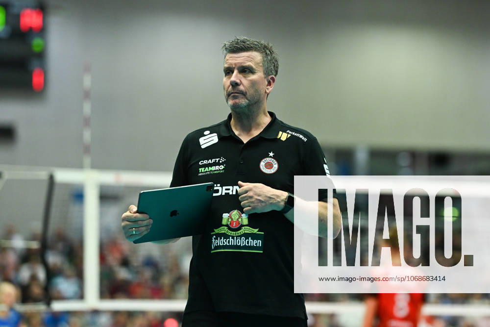 Alexander Waibl (Cheftrainer Dresdner SC) Dresdner SC vs. SSC Palmberg Schwerin, 1. Volleyball Bundesliga Damen, Spielzeit 2025 2026, 01.11.2025 Dresdner SC vs. SSC Palmberg Schwerin, 1. Volleyball Bundesliga Damen, Spielzeit 2025 2026, 01.11.2025 Dresden