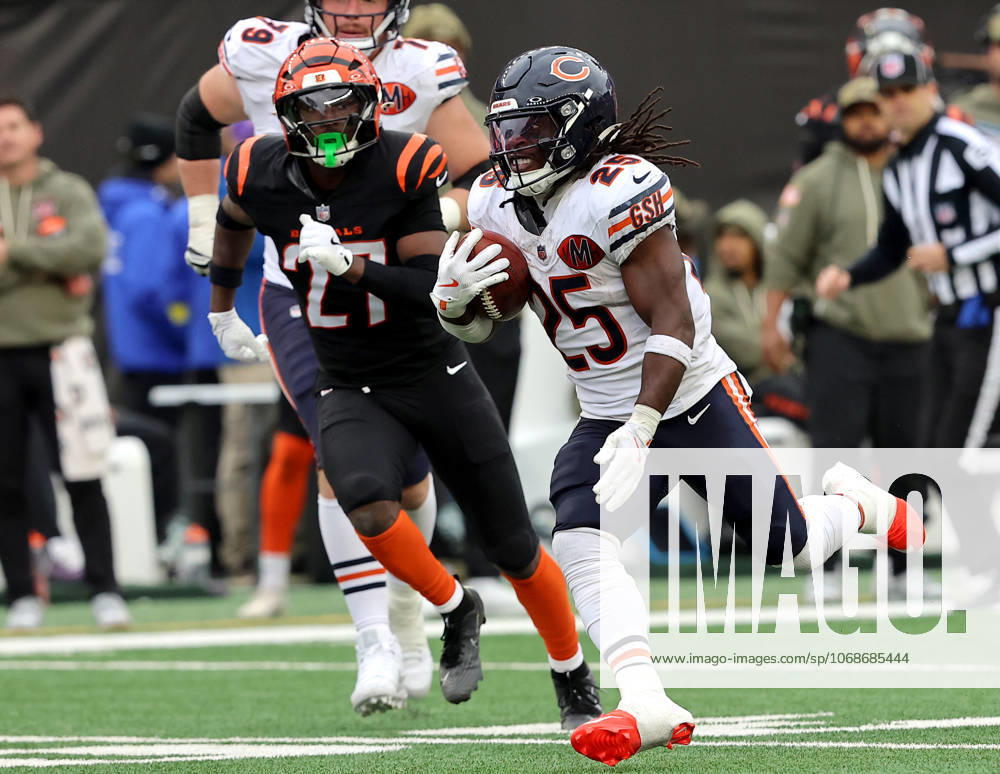 Chicago Bears running back Kyle Monangai (25) runs the football past Cincinnati Bengals Jordan Battles (27) during the second half of play at Paycor Stadium on Sunday, November 2, 2025 in Cincinnati, Ohio. KYP20251102034 JOHNxSOMMERSxII