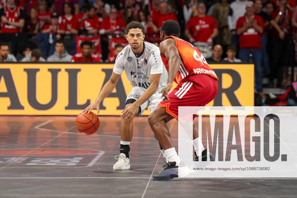 Kevin McClain (MLP Academics Heidelberg, 03) mit Kamar Baldwin (FC Bayern Basketball, 44), GER, FC Bayern Basketball vs. MLP Academics Heidelberg, Basketball, easycredit Basketball Bundesliga, 6. Spieltag, Saison 2025 2026, 03.11.2025, GER, FC Bayern Basketball vs. MLP Academics Heidelberg, Basketball, easycredit Basketball Bundesliga, 6. Spieltag, Saison 2025 2026, 03.11.2025 Muenchen