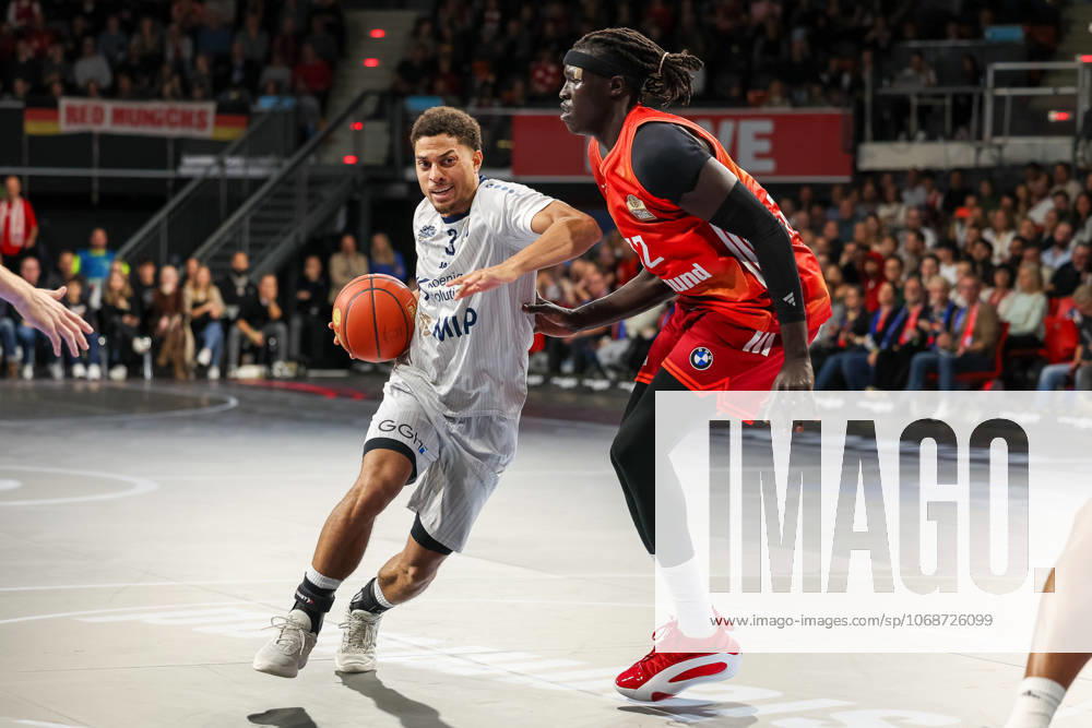 Kevin McClain (MLP Academics Heidelberg, 03) mit Wenyen Gabriel (FC Bayern Basketball, 32), GER, FC Bayern Basketball vs. MLP Academics Heidelberg, Basketball, easycredit Basketball Bundesliga, 6. Spieltag, Saison 2025 2026, 03.11.2025, GER, FC Bayern Basketball vs. MLP Academics Heidelberg, Basketball, easycredit Basketball Bundesliga, 6. Spieltag, Saison 2025 2026, 03.11.2025 Muenchen