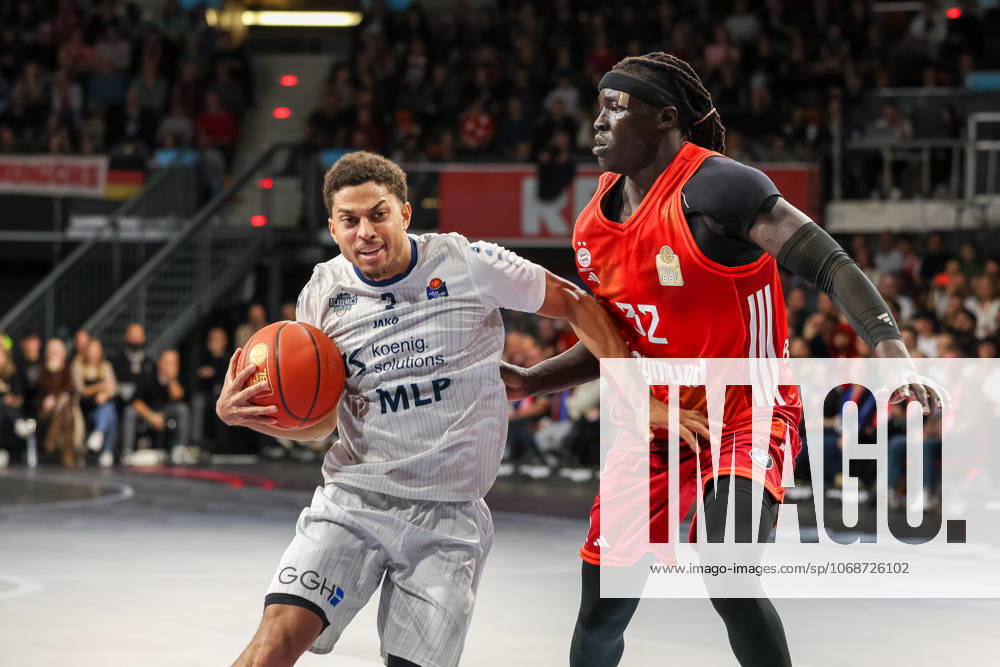 Kevin McClain (MLP Academics Heidelberg, 03) mit Wenyen Gabriel (FC Bayern Basketball, 32), GER, FC Bayern Basketball vs. MLP Academics Heidelberg, Basketball, easycredit Basketball Bundesliga, 6. Spieltag, Saison 2025 2026, 03.11.2025, GER, FC Bayern Basketball vs. MLP Academics Heidelberg, Basketball, easycredit Basketball Bundesliga, 6. Spieltag, Saison 2025 2026, 03.11.2025 Muenchen