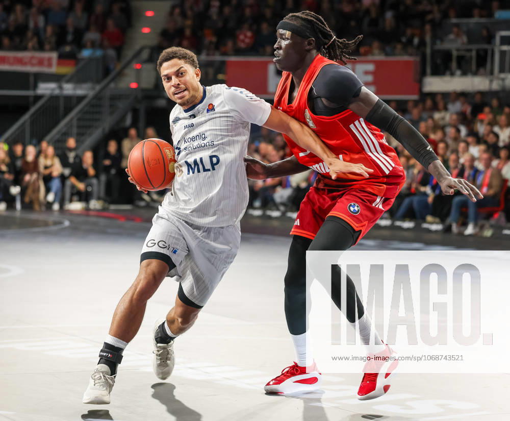 Kevin McClain (MLP Academics Heidelberg, 03) mit Wenyen Gabriel (FC Bayern Basketball, 32), GER, FC Bayern Basketball vs. MLP Academics Heidelberg, Basketball, easycredit Basketball Bundesliga, 6. Spieltag, Saison 2025 2026, 03.11.2025, GER, FC Bayern Basketball vs. MLP Academics Heidelberg, Basketball, easycredit Basketball Bundesliga, 6. Spieltag, Saison 2025 2026, 03.11.2025 Muenchen