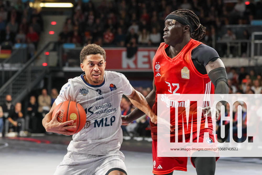 Kevin McClain (MLP Academics Heidelberg, 03) mit Wenyen Gabriel (FC Bayern Basketball, 32), GER, FC Bayern Basketball vs. MLP Academics Heidelberg, Basketball, easycredit Basketball Bundesliga, 6. Spieltag, Saison 2025 2026, 03.11.2025, GER, FC Bayern Basketball vs. MLP Academics Heidelberg, Basketball, easycredit Basketball Bundesliga, 6. Spieltag, Saison 2025 2026, 03.11.2025 Muenchen